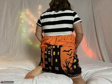 Busty Mature PAWG Lifts Her Skirt and Spreads
