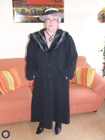 Mature European BBW Fingers Her Fat Pussy and Spreads Wide