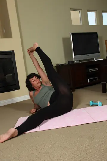 Thick Brunette MILF Strips Out of Her Yoga Pants and Shows Her Hairy Pussy