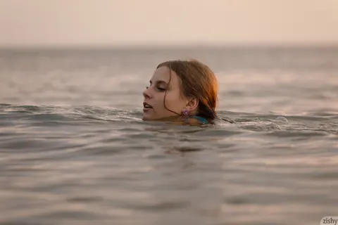 Adelina Dey: Brunette in a Bikini Teases Her Booty on the Beach – photo 11 of 13