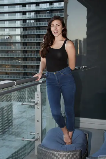 Murphy Ott – Brunette Amateur Tugs Down Her Jeans to Flash Panties and Ass