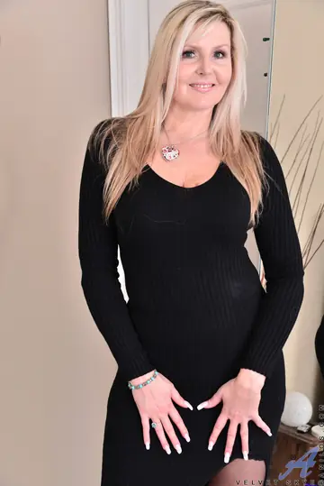 Velvet Skye – Tall Blonde MILF Spreads in Leopard Lingerie and Heels