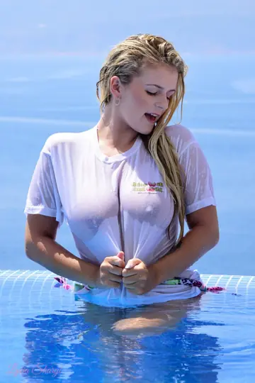 Lycia Sharyl – Blonde British Babe Shows Her Big Natural Tits by the Pool