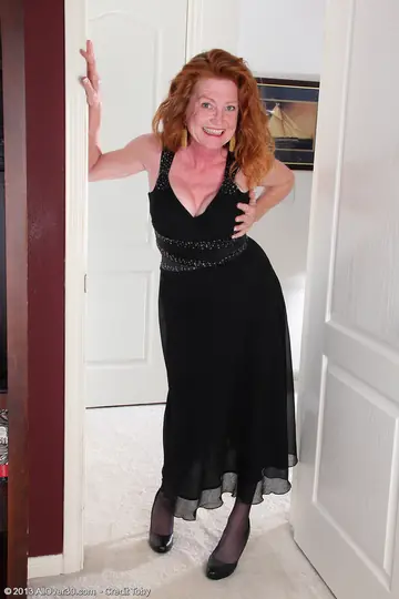Veronica Smith – Mature Redhead MILF Strips Out of Her Lingerie and Spreads Her Shaved Pussy