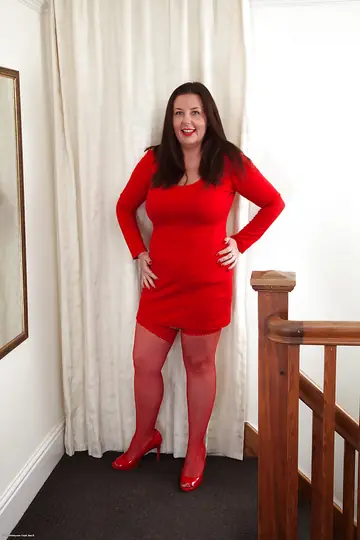 Jessica Jay – Chubby Brunette MILF Spreads Her Hairy Pussy in Stockings
