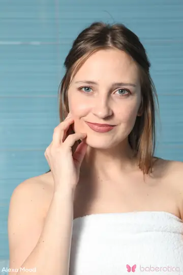 Alexa Mood – Brunette PAWG Spreads Her Pussy in the Bathroom Tub