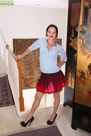 Sharee Jones – Short-Haired Brunette MILF Lifts Her Skirt to Spread Her Hairy Pussy