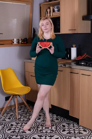 Roan Shea – Blonde Amateur Bares All and Shows Her Hairy Pussy