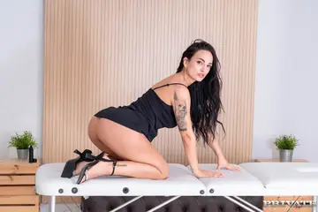 Claudia Bavel – Latina PAWG in Heels Takes Cum in Mouth