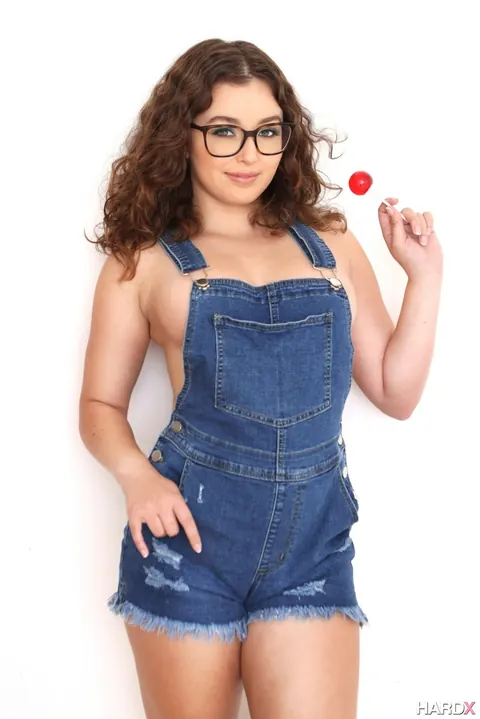 Leana Lovings: Brunette Shows Her Curves Before Sucking and Swallowing – photo 3 of 21