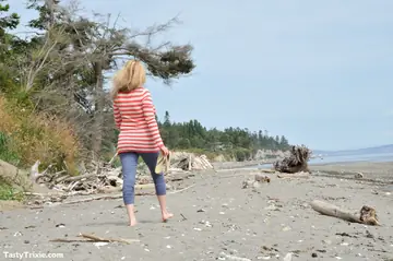 Tasty Trixie – Thick Blonde MILF Strips Out of Her Yoga Pants on the Beach