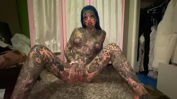 Amber Luke – Tattooed Blonde Spreads Her Shaved Pussy in the Bathroom