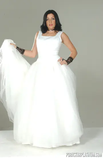 Piper Austin – Brunette MILF in Bridal Costume Spreads Her Pussy in Stockings and Heels