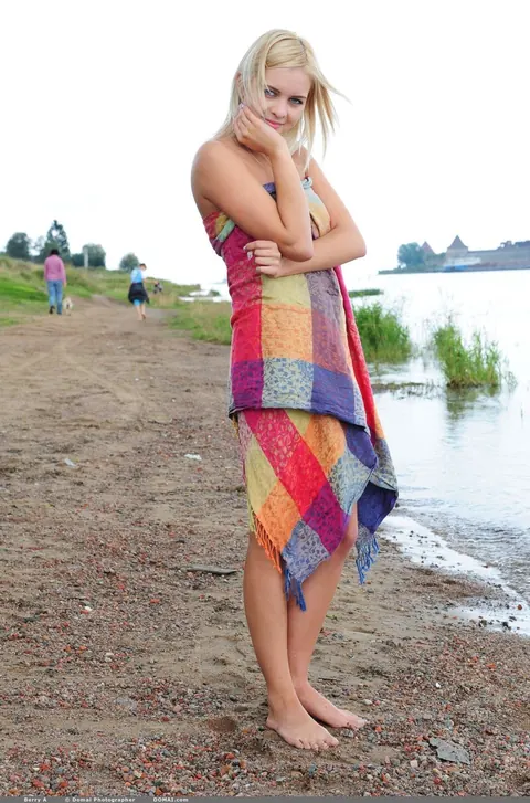 Blonde Walks Nude on the Shoreline and Spreads – photo 9 of 17