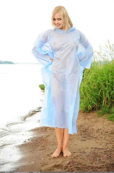Blonde Walks Nude on the Shoreline and Spreads – photo 17 of 17