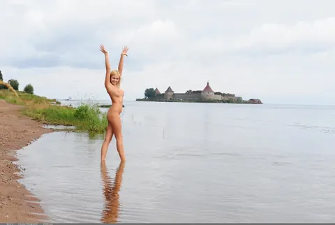 Blonde Walks Nude on the Shoreline and Spreads – photo 6 of 17