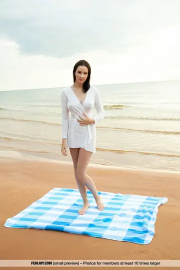 Thick Brunette Spreads Her Shaved Pussy on a Beach Blanket