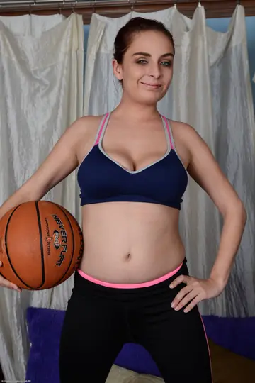 Ashlee Graham – Petite Redhead PAWG in Yoga Pants Shows Her Big Tits and Spreads Her Pussy