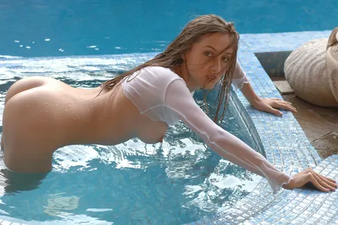 Vita C: Latina Blonde Strips Nude and Poses by the Pool – photo 15 of 21