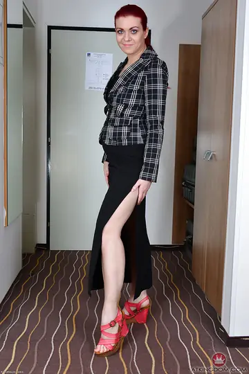 Corazon Del Angel – Redhead MILF Strips in a Motel and Spreads Her Asshole