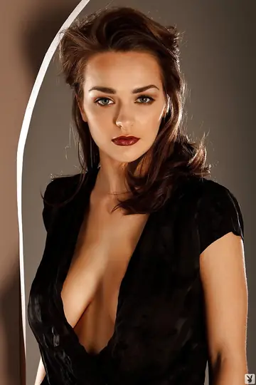 Kristen Pyles – Short-Haired Brunette with Big Natural Tits and a Large Ass Poses in Heels