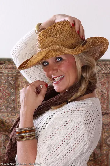 Sherri Donovan – Thick Blonde MILF Spreads Her Pussy in a Skirt and Cowgirl Boots