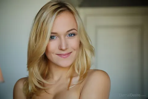 Busty Blonde Spreads Her Shaved Pussy – photo 2 of 16
