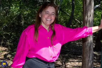 Gypsy Leigh – Curvy Redhead MILF in Glasses Undresses Outdoors