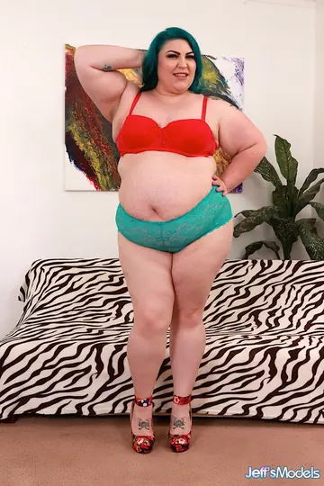Bella Bendz – Brunette BBW Spreads Her Big Ass and Gets Fucked
