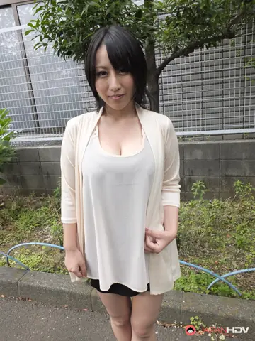 Yuna Hoshizaki – Busty Asian MILF Bares Her Tits for Public Blowjob Outdoors