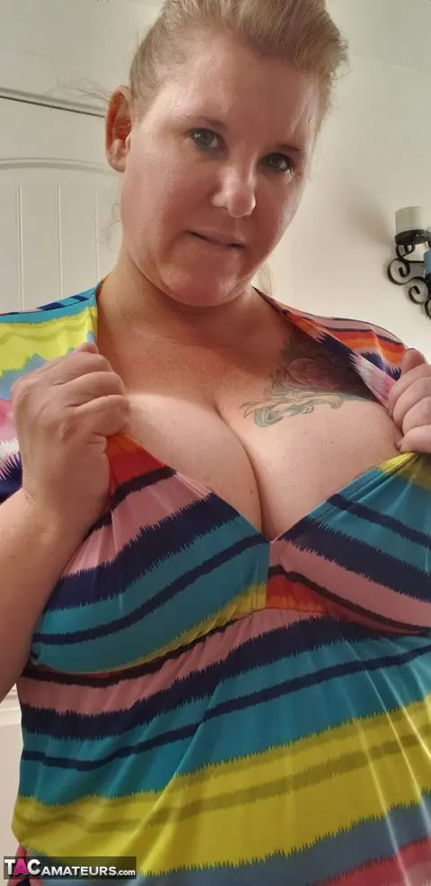 Busty Kris Ann: Mature Blonde BBW Strips Out of Her Dress and Poses Nude in the Bathroom – photo 3 of 20