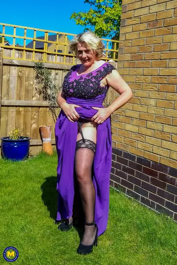 Camilla Creampie – British MILF in Stockings Fucks in the Kitchen