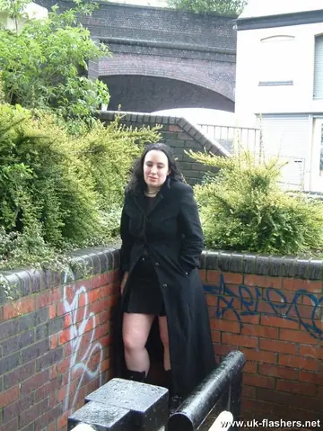 Nimue Allen – British BBW Flashes Her Shaved Pussy and Big Ass Outdoors