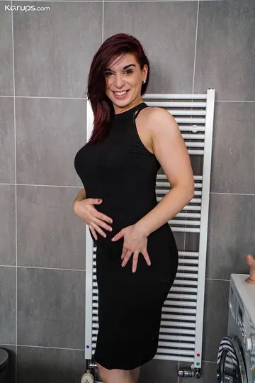 MILF Strips Nude, Turns and Arches for the Gallery