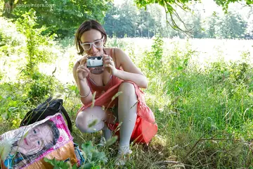 Remie – Thick Brunette MILF Strips Off Her Bikini Outdoors and Spreads Her Hairy Pussy