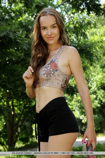 Eva Jolie – Thick European Brunette Strips Off Her Shorts Outdoors