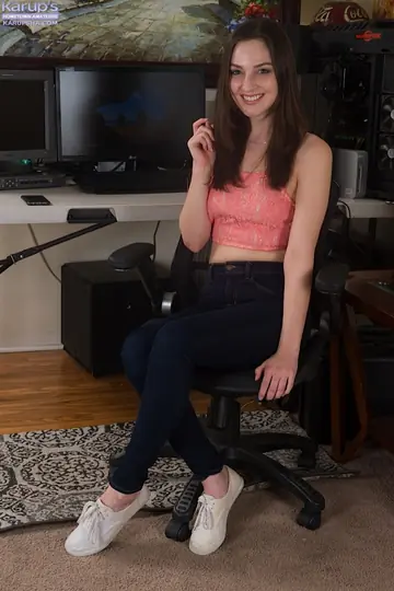 Pepper XO – Amateur PAWG Peels Off Her Jeans to Spread