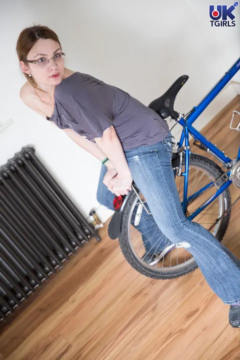 Trans Woman Strips Out of Her Jeans and Bares Her Skin – photo 3 of 16