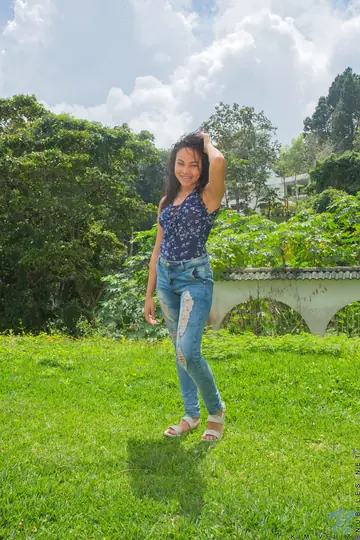 Kim Veliz – Petite Latina Strips Out of Her Jeans and Masturbates Outdoors