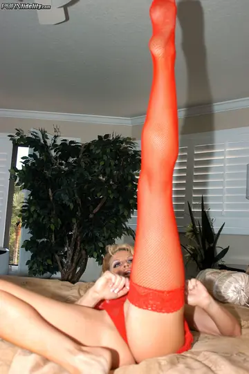 Kelly Madison – Tall Blonde Canadian MILF in Stockings Shares a Cock in a Threesome