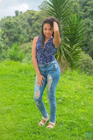 Kim Veliz – Thick Latina in Jeans Fingers Her Pussy on a Forest Blanket