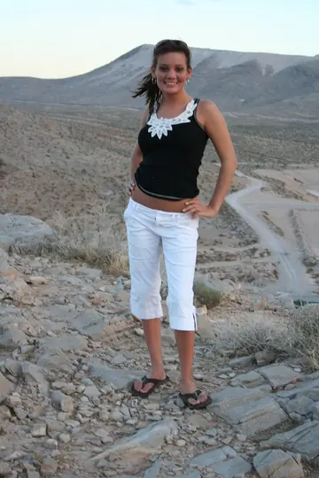 Kate Crush – Busty Brunette Strips Out of Her Jeans and Spreads Outdoors