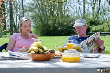Vinna Reed – Blonde in Glasses Gives Blowjobs and Handjobs in Outdoor Group Sex