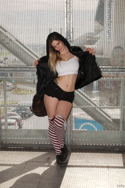Sera Rossini: Italian Brunette Shows Her Big Natural Tits in Public – photo 1 of 13