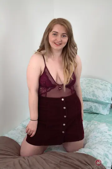 Thick Woman Shows Her Hairy Pussy