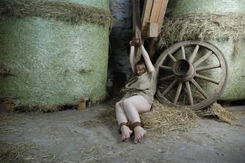 Evelyn Cage: Chained BBW Brunette Displays Her Bare Feet in a Barn – photo 15 of 16
