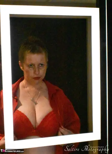 Posh Sophia – Mature British BBW in Lingerie and Stockings Fingers Her Pussy