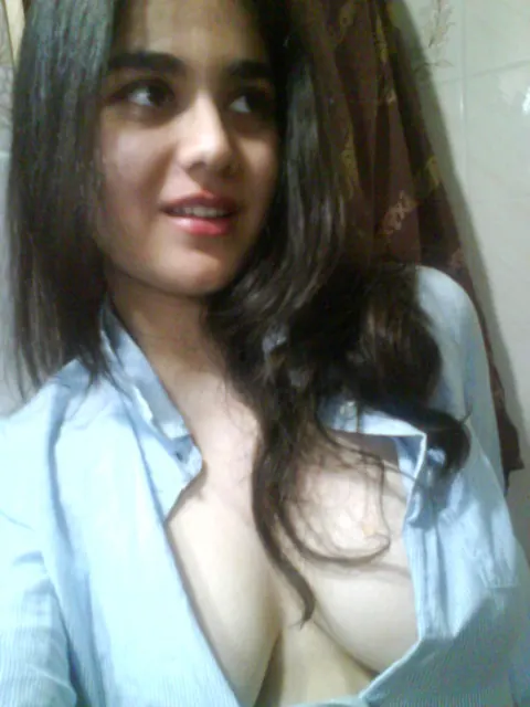 Indian Woman Shows Her Natural Tits in Selfie – photo 10 of 10
