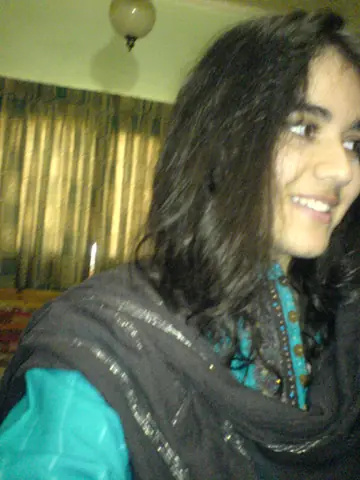 Indian Woman Shows Her Natural Tits in Selfie