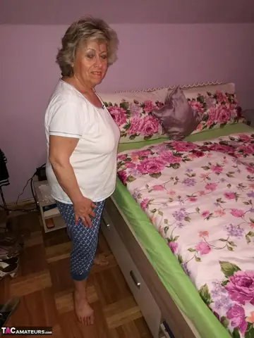 Thick European MILF Spreads Her Hairy Pussy